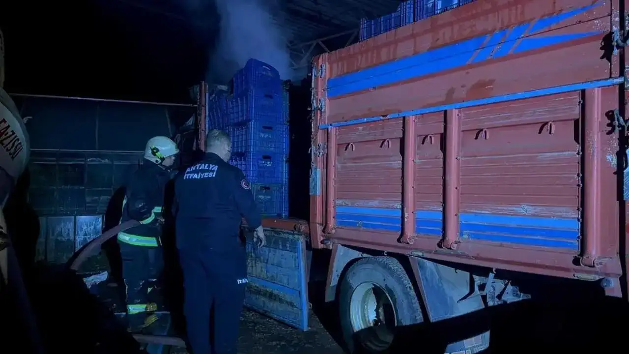 Gazipaşa’da Park Halindeki Kamyonet Küle Döndü 5
